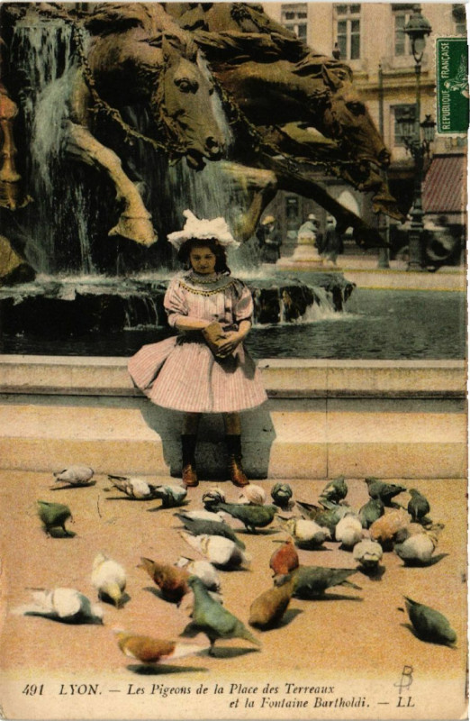Carte postale ancienne Lyon Les Pigeons de la Place des Terreaux et la Fontaine Bartholdi à Lyon
