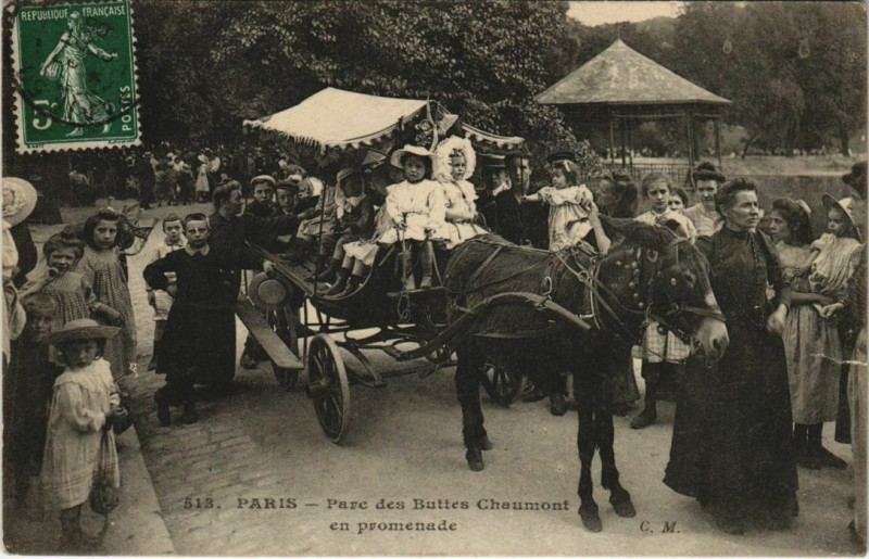 Carte postale ancienne Parc des Buttes-Chaumont - en promenade à Paris 19e