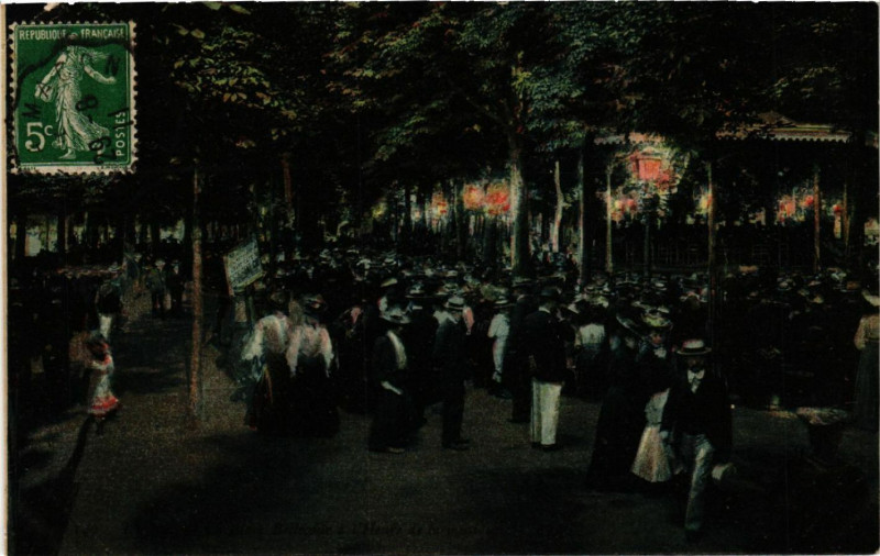Carte postale ancienne Lyon La Place Bellecour a l'Heure de la musique à Lyon