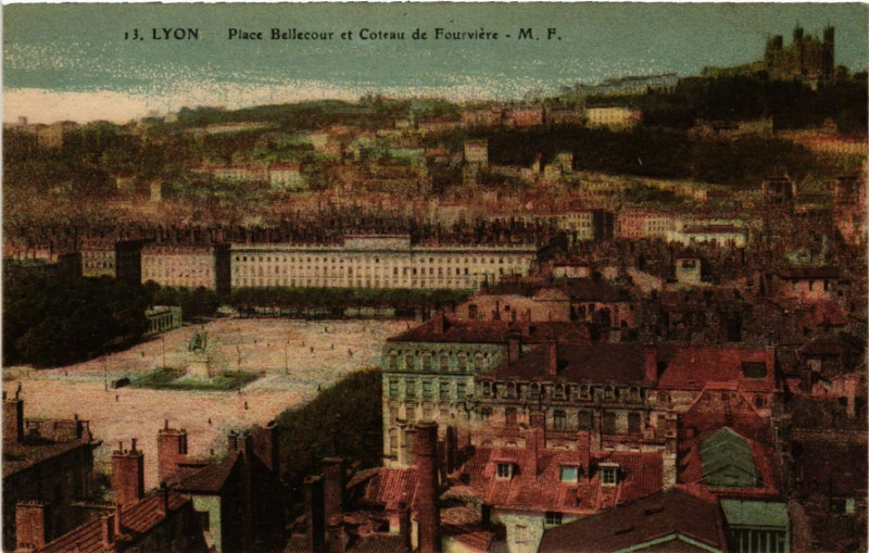 Carte postale ancienne Lyon Place Bellecour et Coteau de FOURVIEREs à Lyon