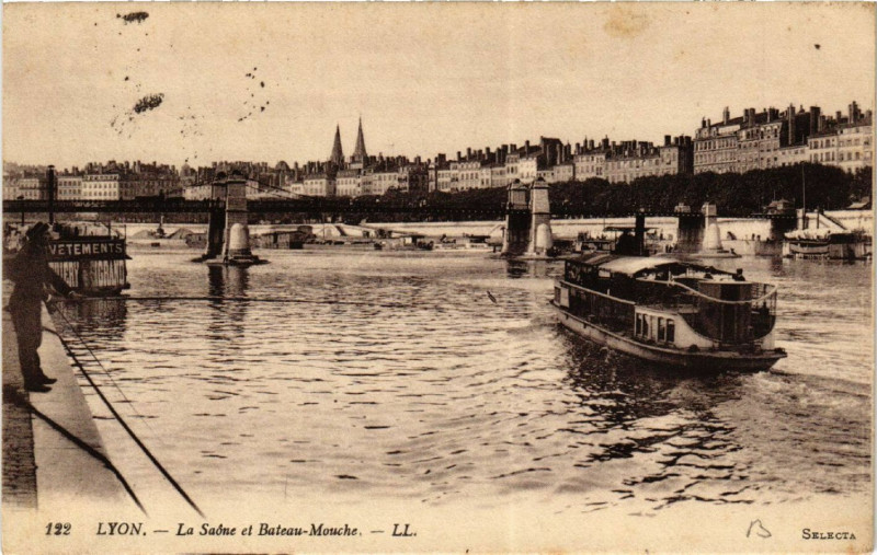 Carte postale ancienne Lyon La Saone et Bateau-Mouche à Lyon