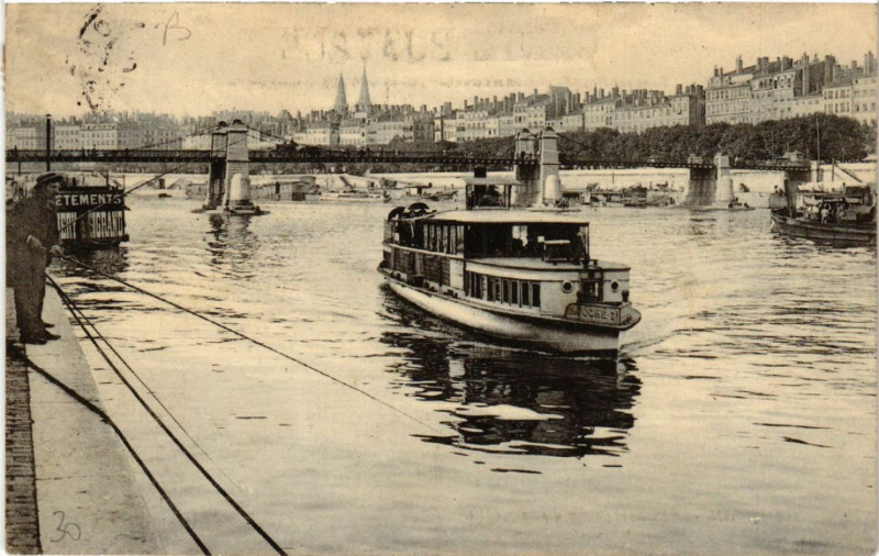 Carte postale ancienne Lyon La Saone et Bateau-Mouche à Lyon
