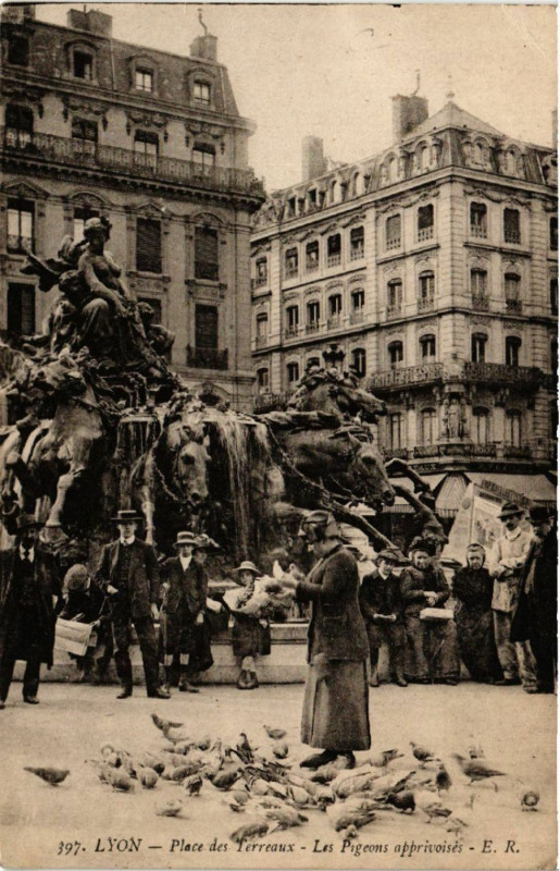 Carte postale ancienne Lyon Place des Terreaux Les pigeons apprivoises à Lyon