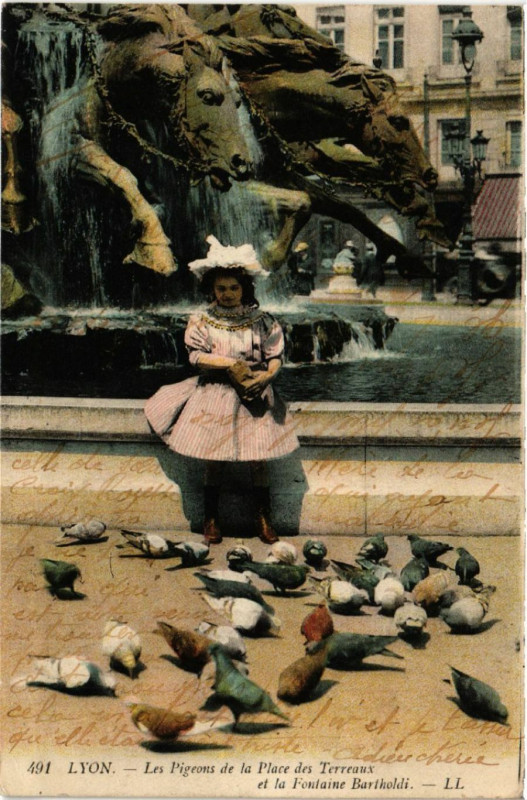 Carte postale ancienne Lyon Les Pigeons de la Place des Terreaux et la Fontaine Bartholdi à Lyon