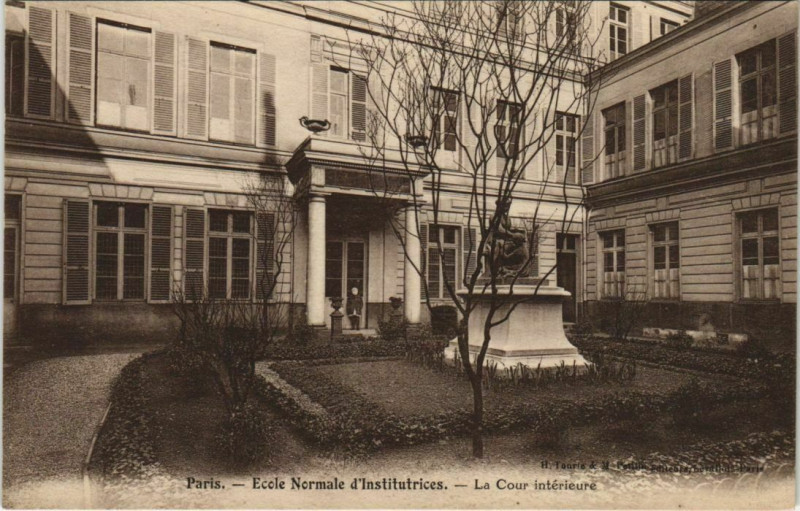 Carte postale ancienne Ecole Normale d'Institutrices - La Cour intérieure à Paris 17e
