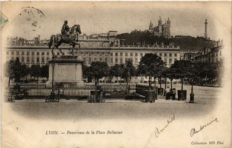 Carte postale ancienne Lyon Panorama de la Place Bellecour à Lyon