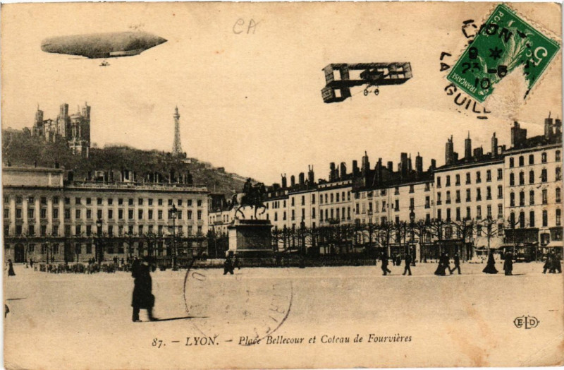 Carte postale ancienne Lyon Place Bellecour et Coteau de FOURVIEREs à Lyon