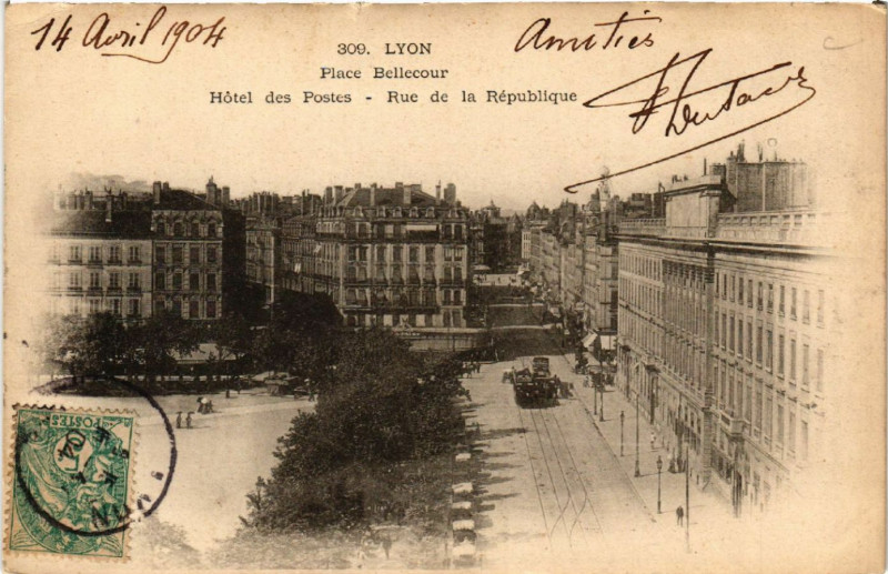 Carte postale ancienne Lyon Place Bellecour Hotel des Postes Rue de la Republique à Lyon