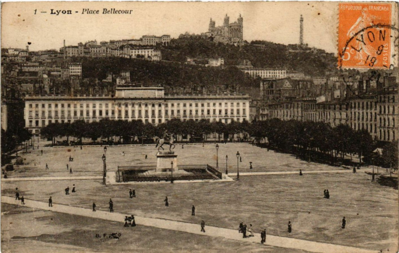 Carte postale ancienne Lyon Place Bellecour à Lyon