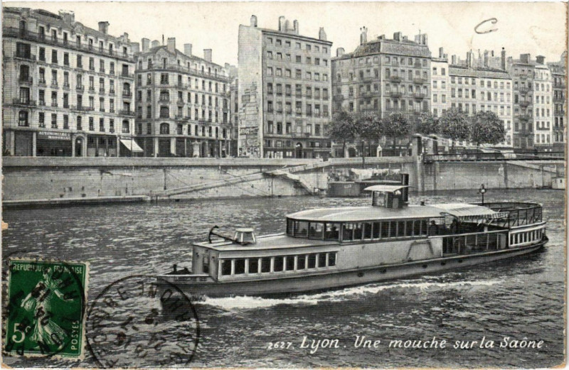 Carte postale ancienne Lyon Une Mouche sur la Saone à Lyon