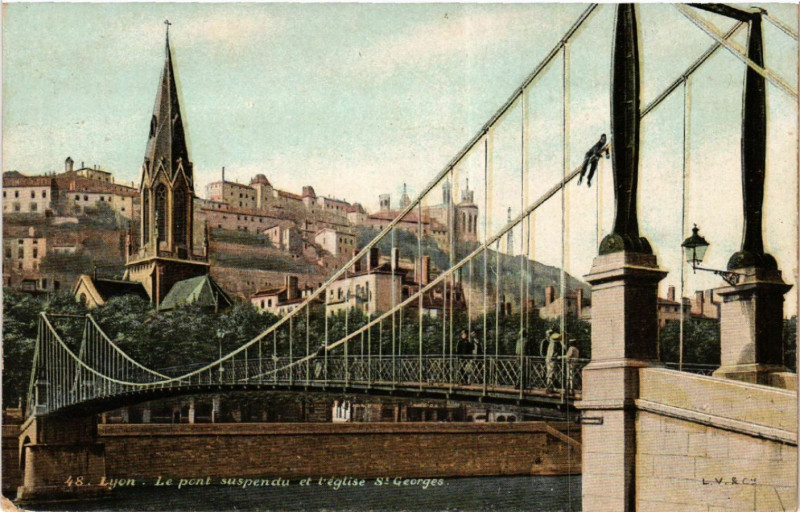 Carte postale ancienne Lyon Le Pont Suspendu et l'Eglise Saint-Georges à Lyon