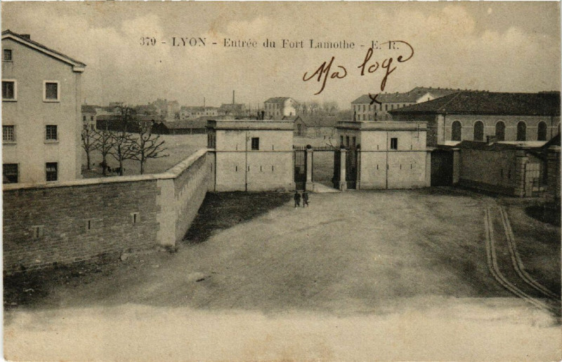Carte postale ancienne Lyon Entrée du fort Lamothe à Lyon