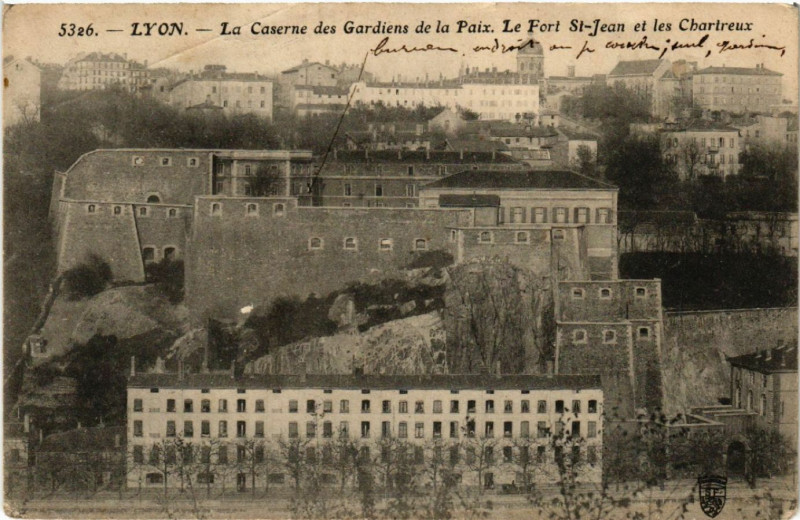 Carte postale ancienne Lyon La Caserne des Gardiens de la Paix Le Fort Saint-Jean à Lyon