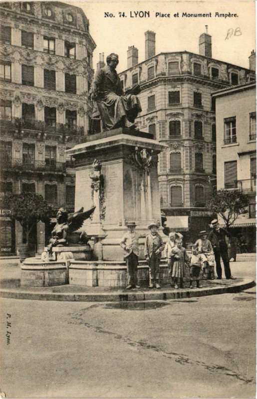 Carte postale ancienne Lyon Place et Monument Ampere ` à Lyon