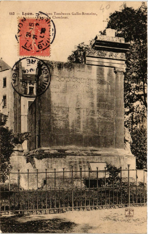 Carte postale ancienne Lyon Anciens Tombeaux Gallo-ROMAINs Palce de Choulans à Lyon