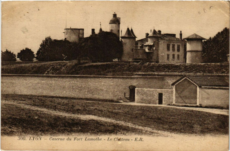 Carte postale ancienne Lyon Caserne du Fort Lamothe Le Chateau à Lyon