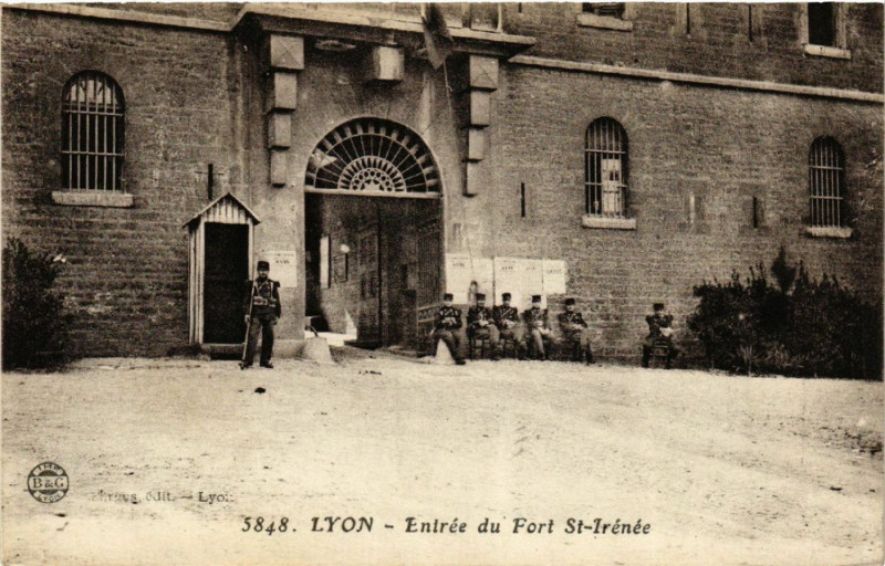 Carte postale ancienne Lyon Entrée du fort Saint-Irenee à Lyon
