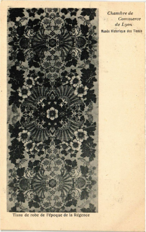Carte postale ancienne Lyon Chambre de Commerce. Tissu de robe de l'epoque de la Regence à Lyon
