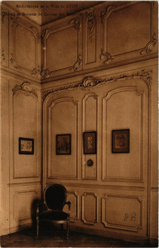 Carte postale ancienne Lyon Bibliotheque de la Ville. Detail de Boiserie du Cabinet à Lyon