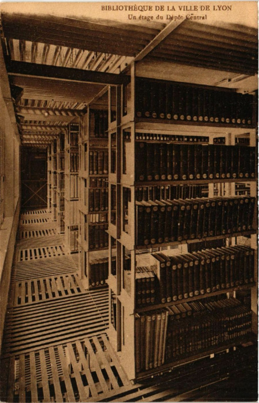 Carte postale ancienne Lyon Bibliotheque de la Ville. Un etage du Depot Central à Lyon