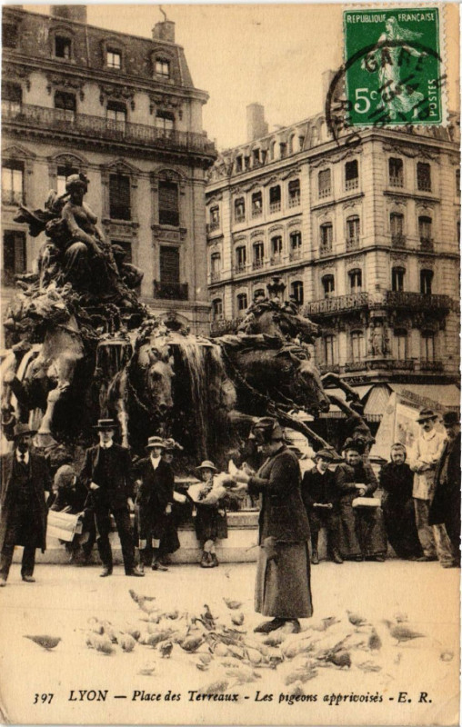 Carte postale ancienne Lyon Place des Terreaux Les pigeons apprivoises à Lyon