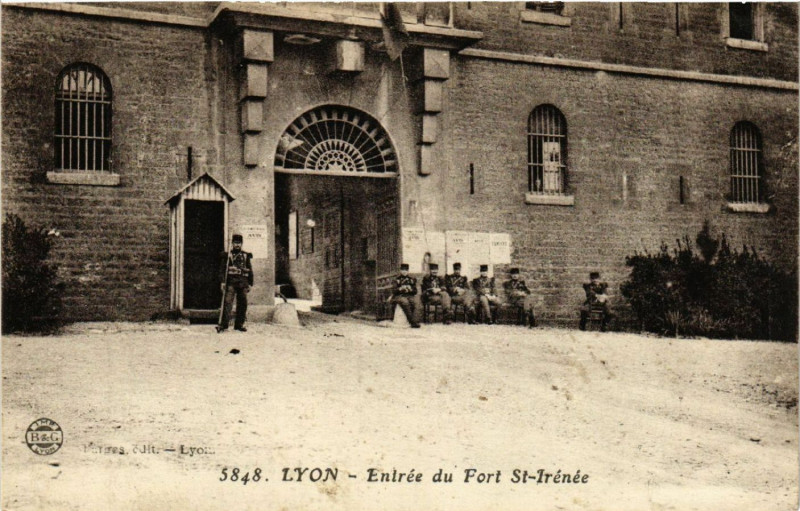 Carte postale ancienne Lyon Entrée du fort Saint-Irenee à Lyon