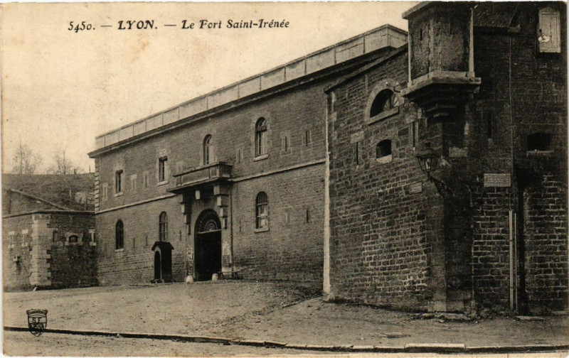 Carte postale ancienne Lyon Le Fort Saint-Irenee à Lyon