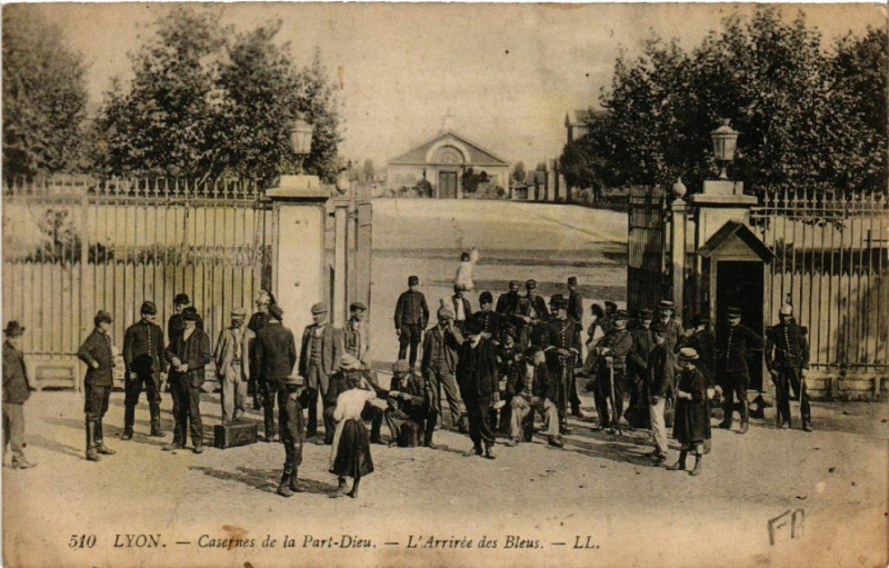 Carte postale ancienne Lyon Casernes de la Prt Dieu L'Arrivée des Bleus à Lyon