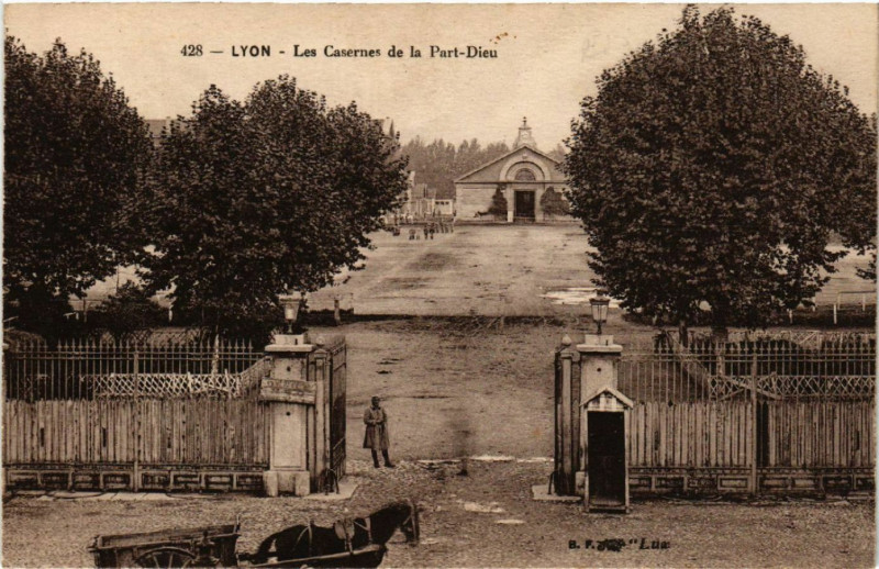 Carte postale ancienne Lyon Les Casernes de la Part Dieu à Lyon