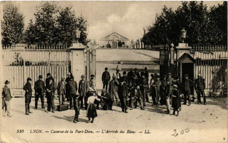 Carte postale ancienne Lyon Caserne de la Part-Dieu L'Arrivée des Bleus à Lyon
