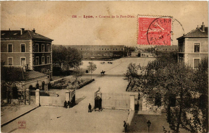 Carte postale ancienne Lyon Caserne de la Part-Dieu à Lyon
