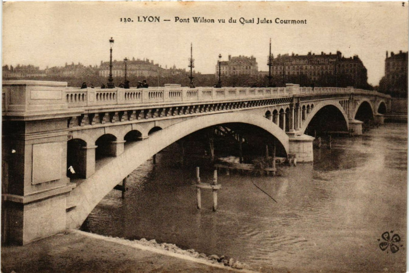 Carte postale ancienne Lyon Pont Wilson vu du Quai Jules Courmont à Lyon