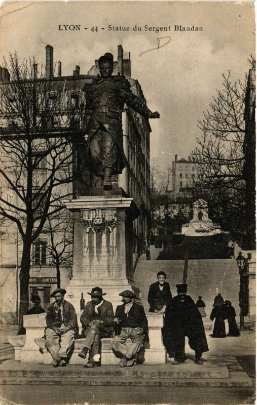 Carte postale ancienne Lyon Statue du Sergent Balndan à Lyon