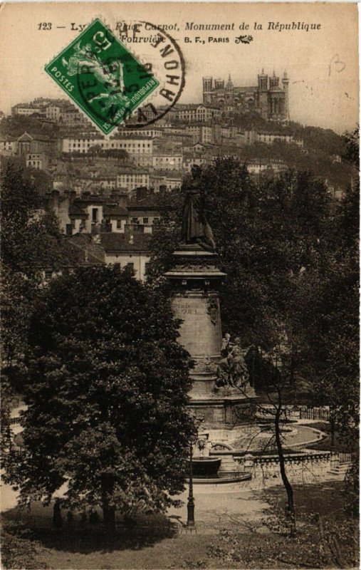 Carte postale ancienne Lyon Place Carnot Monument de la Republique à Lyon