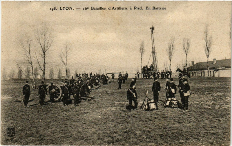 Carte postale ancienne Lyon 16e Bataillon d'Artilerie a Pied En Batterie à Lyon
