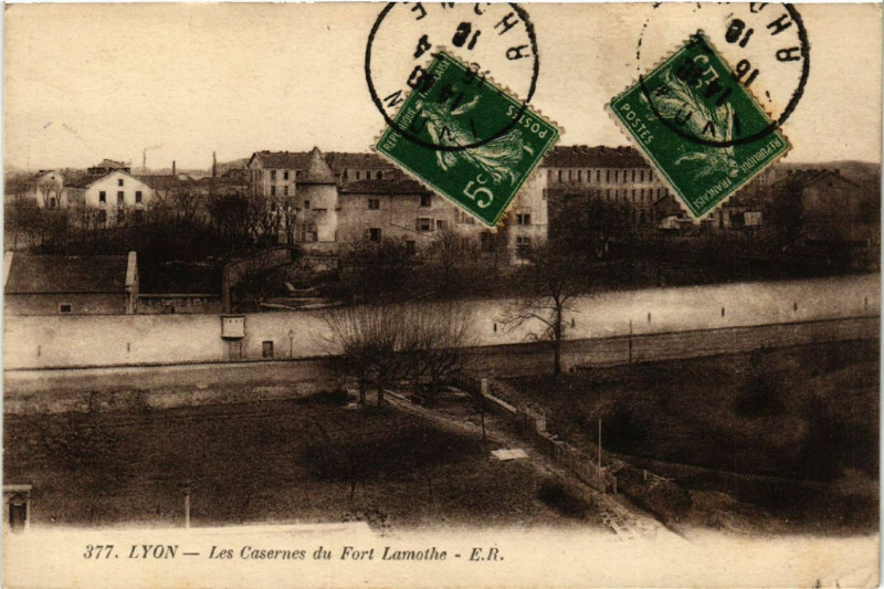 Carte postale ancienne Lyon les Casernes du Fort Lamothe à Lyon