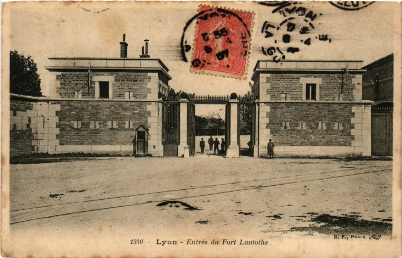 Carte postale ancienne Lyon Entrée du Fort de la Motte à Lyon