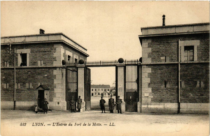 Carte postale ancienne Lyon l'Entrée du Fort de la Motte à Lyon