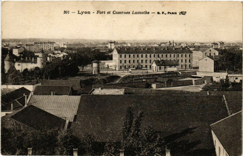 Carte postale ancienne Lyon Fort et Caserne Lamothe à Lyon
