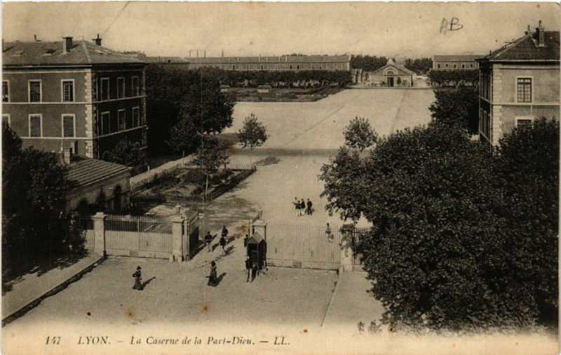 Carte postale ancienne Lyon la caserne de la Part-Dieu à Lyon
