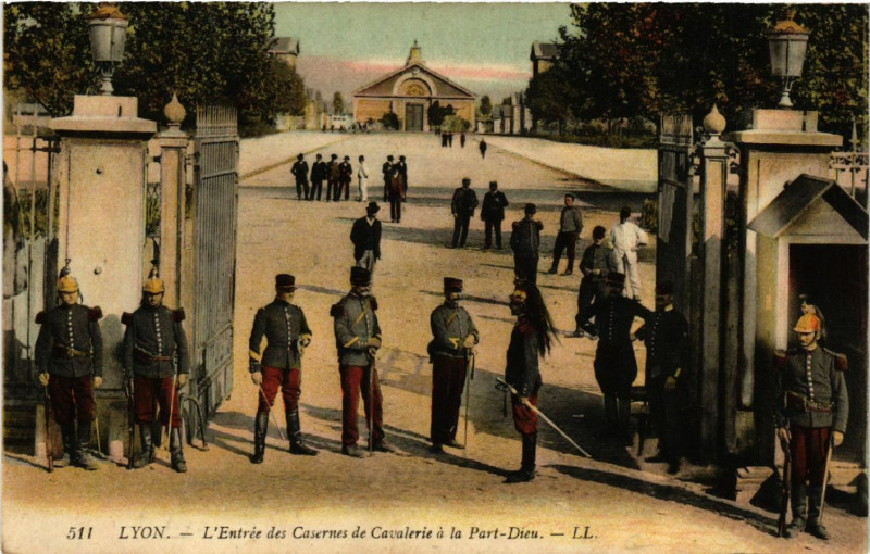 Carte postale ancienne Lyon l'Entrée des Casernes de Cavalerie a la Part Dieu à Lyon