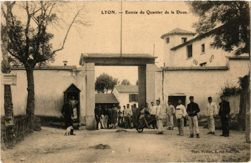 Carte postale ancienne Lyon Entrée du Quartier de la Doua à Lyon