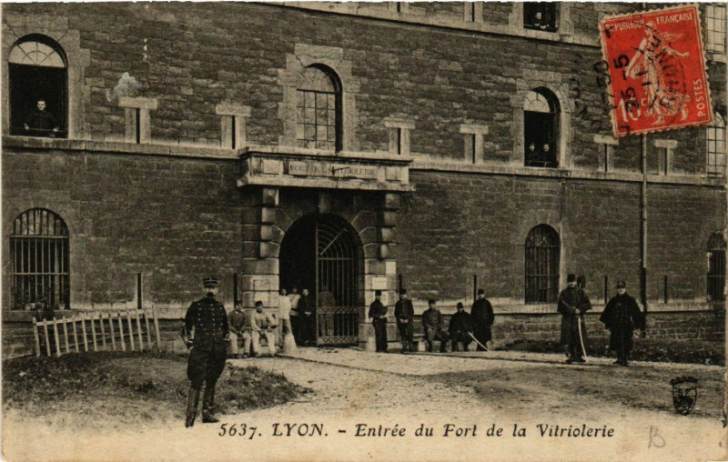 Carte postale ancienne Lyon Entrée du Fort de la Vitriolerie à Lyon