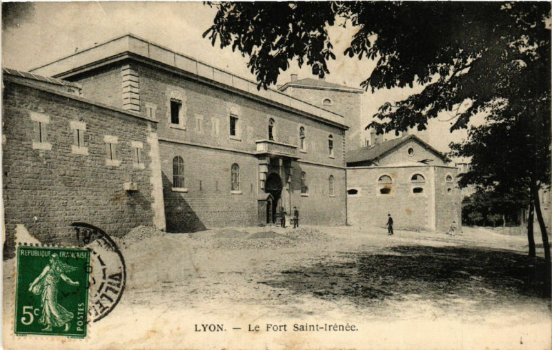 Carte postale ancienne Lyon Le Fort Saint-Irenee à Lyon