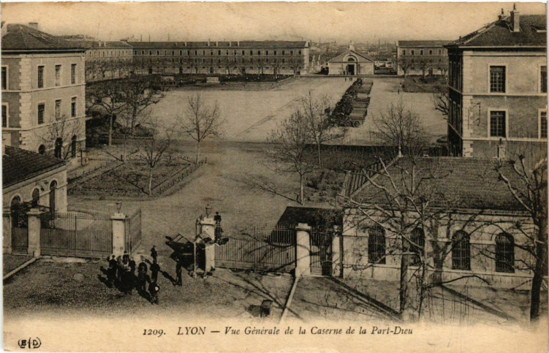 Carte postale ancienne Lyon vue générale de la caserne de la part dieu à Lyon