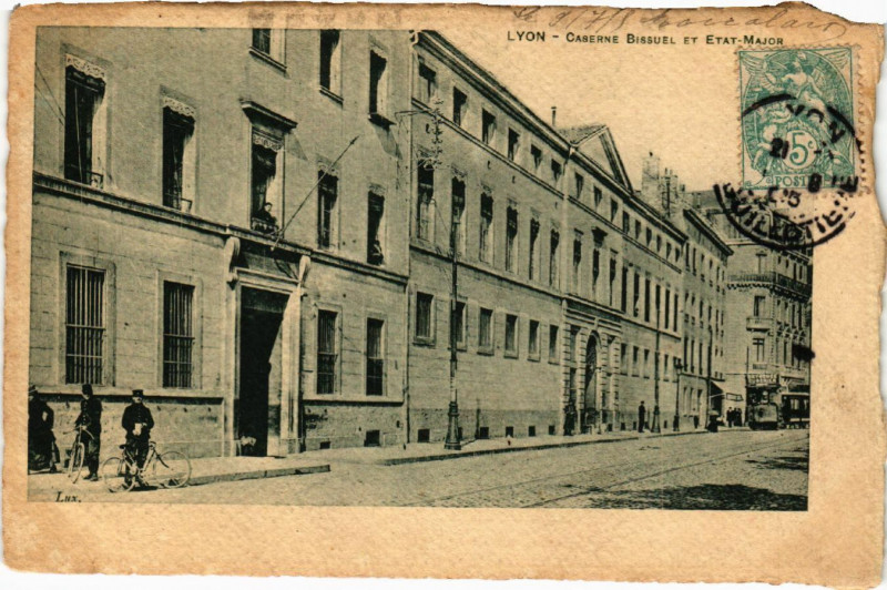 Carte postale ancienne Lyon Caserne Bissuel et Etat-Major à Lyon
