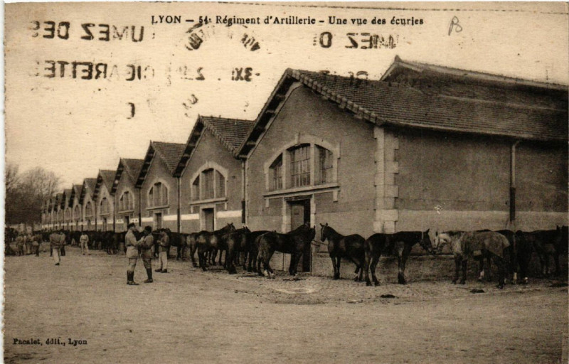 Carte postale ancienne Lyon 54e Regiement d'Artillerie une vue des ecuries à Lyon