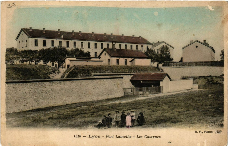 Carte postale ancienne Lyon Fort Lamotte Les Casernes à Lyon