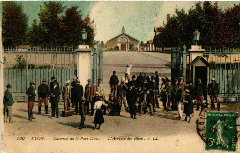 Carte postale ancienne Lyon Casernes de la Prt Dieu L'Arrivée des Bleus à Lyon
