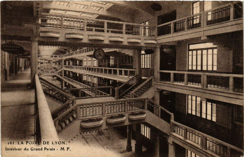 Carte postale ancienne La Foire de Lyon Intérieur du Grand Palais à Lyon